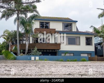 AUCKLAND, NOUVELLE-ZÉLANDE - 07 juillet 2021 : une maison en bord de mer à Bucklands Beach à Auckland, Nouvelle-Zélande avec des palmiers autour Banque D'Images