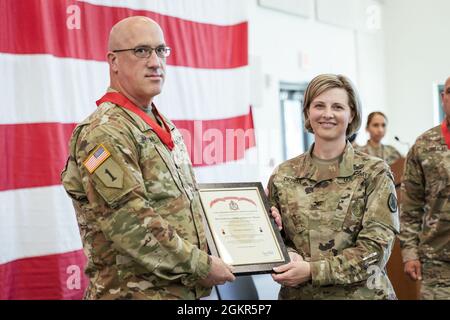 Le lieutenant-colonel Matthew Chargualaf, gestionnaire de l'entretien de surface au quartier général des Forces interarmées de la Garde nationale de Washington et adjudant-chef four James Johnson, officier de l'état de préparation à l'entretien à la Garde nationale de l'Armée de Washington, a reçu le Prix de l'ordre de Samuel Sharpe par le colonel Kristin Derda, officier des opérations au quartier général des Forces interarmées, juin 17, Camp Murray, WA. L'ordre de Samuel Sharpe, présenté pour la première fois en mai 1994 par la United States Army Ordnance corps Association Banque D'Images