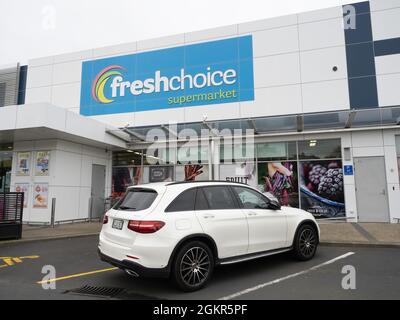 AUCKLAND, NOUVELLE-ZÉLANDE - 07 juillet 2021 : une voiture blanche garée devant un supermarché Fresh Choice à Half Moon Bay Marina, Auckland, Nouvelle-Zélande Banque D'Images