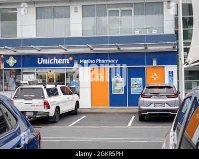 AUCKLAND, NOUVELLE-ZÉLANDE - 07 juillet 2021 : la pharmacie Unichem à Half Moon Bay Marina, Auckland, Nouvelle-Zélande avec des voitures sur le parking Banque D'Images