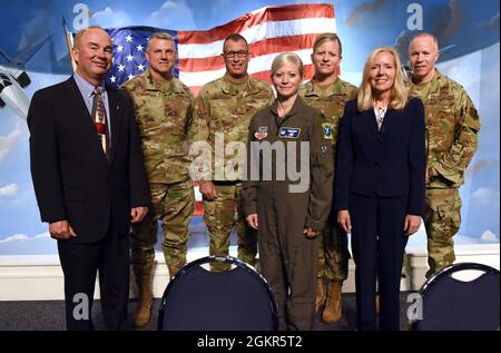 De gauche à droite, Wayne Ayer, Centre de soutien de la Force aérienne, Robins-Directeur de l'ingénierie et de la gestion technique du lieu d'exploitation; Col. Brian Moore, Robins installation et 78e commandant de l'escadre de la base aérienne; Maj. Matthew Burger, commandant adjoint du Commandement de la Réserve de la Force aérienne; Col. Michelle Carns, 461e commandant de l'escadre de contrôle aérien; Brig. Le général Jennifer Hammerstedt, Warner Robins, commandant du complexe de logistique aérienne; Emily Jay, directrice des contrats de l'emplacement d'exploitation AFSC-Robins; et le colonel Robert Nash, 116e commandant de l'escadre de contrôle aérien; posez pour une photo après la « situation de la Ba » annuelle de Robins Banque D'Images