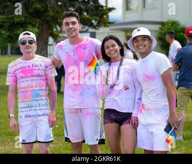 Les participants à la course couleur Pride 5K célèbrent le franchissement de la ligne d'arrivée à la base conjointe Elmendorf-Richardson, Alaska, le 21 juin 2021. La course couleur Pride 5K a été coordonnée pour sensibiliser la communauté LGBTQ+ de JBER dans le cadre de la campagne de la Force aérienne pour la diversité et l’inclusion. Banque D'Images