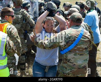 Des soldats, des aviateurs et des agents civils de l’application de la loi de plusieurs unités et organismes participent à Patriot ‘21 à fort McCoy, du 14 au 17 juin. Patriot ‘21 est un exercice conjoint et interagences parrainé par le Bureau de la Garde nationale qui teste les compétences en gestion des catastrophes d'urgence et l'intégration multi-facettes et interagences nécessaires pour gérer les catastrophes naturelles. Banque D'Images