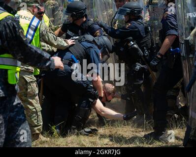 Des soldats, des aviateurs et des agents civils de l’application de la loi de plusieurs unités et organismes participent à Patriot ‘21 à fort McCoy, du 14 au 17 juin. Patriot ‘21 est un exercice conjoint et interagences parrainé par le Bureau de la Garde nationale qui teste les compétences en gestion des catastrophes d'urgence et l'intégration multi-facettes et interagences nécessaires pour gérer les catastrophes naturelles. Banque D'Images