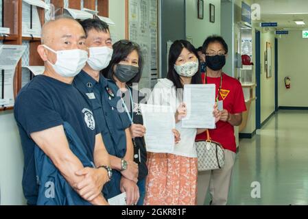 INSTALLATION AÉRIENNE NAVALE ATSUGI, Japon (juin 18, 2021) Maître-laboratoire les entrepreneurs employés dans l'installation aérienne navale Atsugi se préparent à recevoir la première dose du vaccin Moderna COVID-19 juin 18. Les vaccins proviennent de la fourniture par l'USFJ de vaccins approuvés, offerts à ceux qui choisissent des recevoir, dans un effort pour empêcher la propagation de la COVID-19 et pour assurer la capacité de l'USFJ à soutenir la sécurité du Japon. Banque D'Images