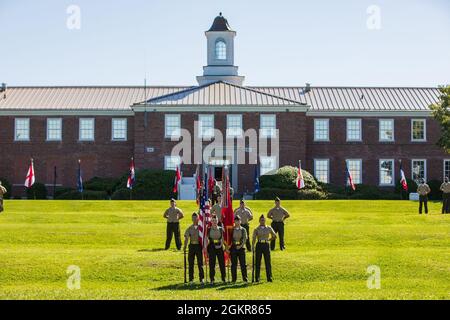 US Marine corps combat Logistics Regiment 27 la garde de couleur se tient au repos du défilé lors d'un changement de cérémonie le 18 juin 2021, au Camp Lejeune, en Caroline du Nord. Au cours de la cérémonie, le colonel Lauren S. Edwards a pris le commandement du combat Logistics Regiment 27 du colonel Brian W. Mullery. Banque D'Images