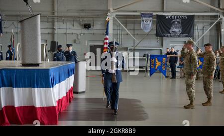 Les membres de la Garde d'honneur de champ Hurlburt présentent les couleurs lors du changement de commandement de la 492d Escadre des opérations spéciales à Hurlburt Field, Floride, le 18 juin 2021. Le commandement de l'ÉT 492d a été transféré du colonel Andrew Jett de la US Air Force au colonel Caleb Nimmo de la US Air Force pendant la cérémonie. Banque D'Images