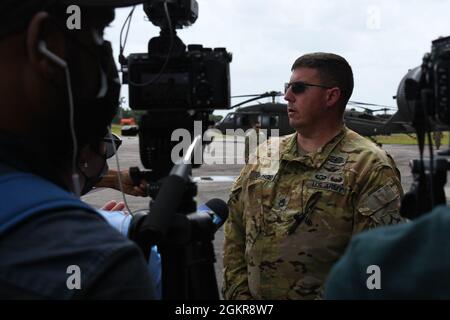 210618-N-DA827-007 TIMEHRI (Guyana) (18 juin 2021) Sgt. Matthew Giorgio, mécanicien en chef d'équipage principal et membre de la Garde nationale de Floride, 1er-185e Bataillon d'hélicoptères d'assaut, Brooksville, Floride, parle aux médias lors d'une visite de la station aérienne de Londres pendant Tradewinds, le 18 juin 2021. Tradewinds 2021 est un exercice axé sur la sécurité dans les Caraïbes parrainé par le Commandement Sud des États-Unis dans les domaines du sol, de l'air, de la mer et de la cyber-sécurité, en collaboration avec les pays partenaires pour mener une formation conjointe, combinée et interagences, axée sur l'accroissement de la coopération et de la stabilité régionales. Banque D'Images