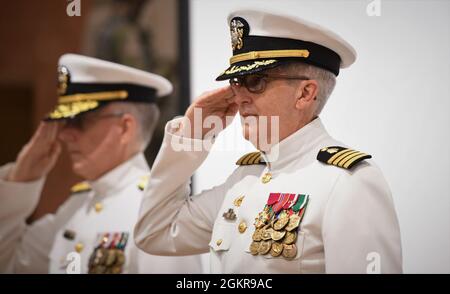 SILVER SPRING, Md. (18 juin 2021) le Capt Adam Armstrong, commandant du Centre de recherches médicales de la marine (CNMV), salue la cérémonie de passation de commandement du CNMV. Au cours de la cérémonie, Armstrong est soulagé de commandement par le capitaine William Deniston. Le CNMV et ses huit laboratoires appuient le ministère de la Marine en effectuant des recherches sur les maladies infectieuses, la détection et la défense de la guerre biologique, les soins aux victimes de combat, les préoccupations en matière de santé environnementale, la médecine aérospatiale et sous-marine, la modélisation médicale, la simulation et le soutien à la mission opérationnelle, ainsi que l'épidémiologie et les sciences du comportement. Banque D'Images