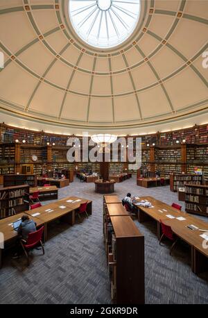 Intérieur de la bibliothèque centrale, quartier Saint-Georges, Liverpool, Merseyside, Angleterre, Royaume-Uni, Europe Banque D'Images