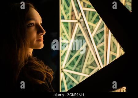 Londres, Royaume-Uni. 15 septembre 2021. «Lightfield» la nouvelle exposition de lumière de W1Curates et de l’artiste britannique-américain Anthony James, actuellement exposée à Marble Arch sous la plaie, jusqu’en décembre 2021. L'écran est contrôlé par un seul ordinateur 'cerveau' et dispose d'un élément interactif permettant à la lumière de suivre les visiteurs pendant qu'ils marchent à travers le champ lumineux. L'artiste Anthony James crée depuis les années 2000 des sculptures post-minimalistes qui utilisent des tours de miroir. Credit: Guy Corbishley/Alamy Live News Banque D'Images