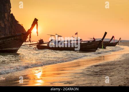 Bateaux à longue queue à Phra Nang Beach au coucher du soleil, péninsule de Rai Leh, province de Krabi, Thaïlande, Asie du Sud-est, Asie Banque D'Images