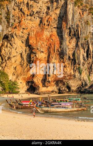 Phra Nang Beach au coucher du soleil, péninsule de Railay, Krabi Provonce, Thaïlande, Asie du Sud-est, Asie Banque D'Images