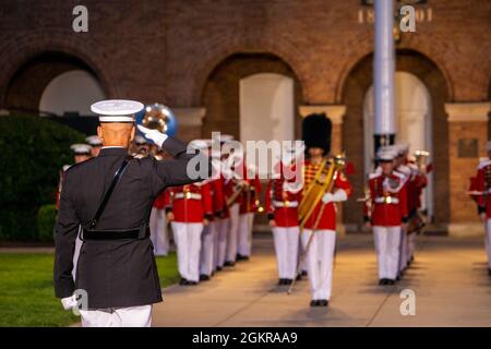 Le lieutenant-colonel Darrel L. Choat, officier exécutif de la caserne marine de Washington, rend hommage lors d'une parade du vendredi soir à la caserne marine de Washington, le 18 juin 2021. Le lieutenant-général George W. Smith Jr. Du corps des Marines des États-Unis, commandant adjoint des plans, des politiques et des opérations, était le responsable hôte et le général de l'armée américaine Paul M. Nakasone, commandant des États-Unis du Cyber Command des États-Unis, directeur de l'Agence nationale de sécurité et chef du Service central de sécurité, était l'invité d'honneur. Banque D'Images