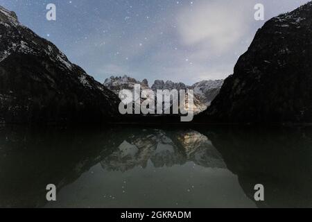 Ciel étoilé au-dessus des montagnes du groupe Cristallo reflétées dans le lac Landro, Dolomites, province de Bolzano, Tyrol du Sud, Italie, Europe Banque D'Images