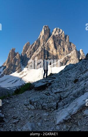 Silhouette de femme sur le chemin avec Croda Dei Toni montagne en arrière-plan, Val Fiscalina, Sesto Dolomites, Tyrol du Sud, Italie, Europe Banque D'Images