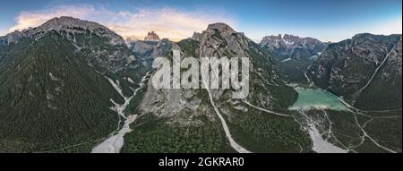 Vue aérienne de Tre Cime Di Lavaredo, lac Landro et Monte Cristallo au coucher du soleil, Dolomites, Tyrol du Sud, Italie, Europe Banque D'Images