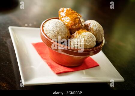 Pommes de terre ridées typiques avec sauce épicée dans un bol (Papas arrugadas con Mojo Picon, Fuerteventura, îles Canaries, Espagne, Europe Banque D'Images