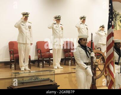 ADM. Arrière Tim Weber (à gauche), commandant des Forces médicales navales du Pacifique, Capt Adam Armstrong (au centre), commandant du Centre de recherches médicales navales (CNMV) et Capt William Deniston (à droite), saluent les couleurs comme le « hymne national » pendant le changement de commandement du CNMV, juin 18. Weber présida la cérémonie, au cours de laquelle Armstrong retourna la barre à Deniston. Le CNMV est le principal laboratoire de recherche médicale du Bureau de médecine et de chirurgie de la Marine américaine et compte sept laboratoires subordonnés qui mènent des recherches sur les maladies infectieuses, la détection et la défense de guerre biologique, et la lutte contre les accidents Banque D'Images