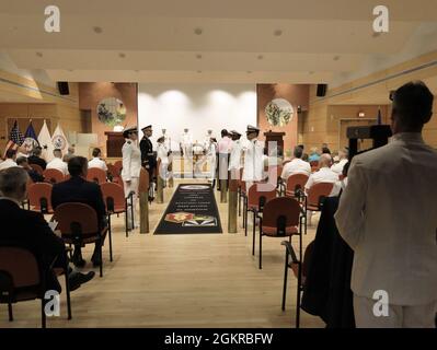 Les Sideboys se préparent à la déreprésentation du parti officiel à la fin du changement de commandement du Centre de recherches médicales de la marine (CNMV), juin 18. ADM. Arrière Tim Weber, commandant des Forces médicales navales du Pacifique, présida la cérémonie, au cours de laquelle le capitaine Adam Armstrong renda la barre au capitaine William Deniston. Le CNMV est le principal laboratoire de recherche médicale du Bureau de médecine et de chirurgie de la Marine des États-Unis et compte sept laboratoires subordonnés qui effectuent des recherches sur les maladies infectieuses, la détection et la défense de la guerre biologique, les soins aux victimes de combat, la santé environnementale, l’aérospatiale et le sous-marin Banque D'Images