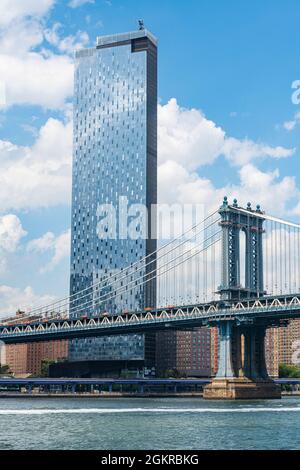 One Manhattan Square avec Manhattan Bridge, Manhattan, New York, États-Unis d'Amérique, Amérique du Nord Banque D'Images