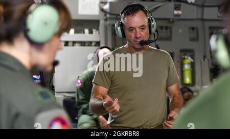 Sgt. Maître Paul Thomas, un technicien en évacuation aéromédicale du 183e Escadron d'évacuation aéromédicale, communique avec d'autres membres de l'équipage lors d'un exercice médical à bord d'un C-17 Globemaster III le 18 juin 2021. Le scénario de formation à bord était l'une des nombreuses missions de soins simulés effectuées au cours de la formation annuelle pour le 183e EI et d'autres membres de la 172e Escadre de transport aérien à Porto Rico. Les scénarios de formation, qui impliquent des équipages aéromédicaux et du personnel de soutien au sol à partir du 183e, aident à s'assurer que les aviateurs sont préparés pour des événements réels. Evacu aéromédical Banque D'Images