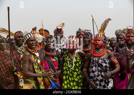 Femmes traditionnelles habillées de la tribu Jiye dansant et chantant, État de l'Equatoria de l'est, Soudan du Sud, Afrique Banque D'Images