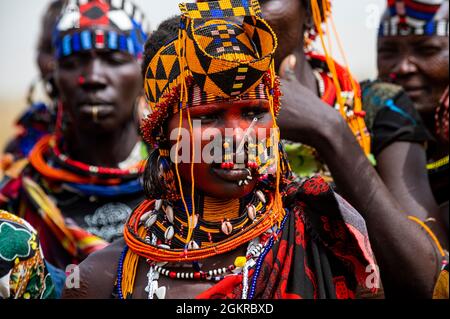 Femme habillée traditionnelle de la tribu Jiye, État d'Equatoria orientale, Soudan du Sud, Afrique Banque D'Images