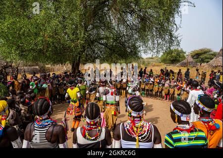 Jeunes filles traditionnelles vêtues pratiquant des danses locales, tribu Laarim, Boya Hills, Equatoria de l'est, Soudan du Sud, Afrique Banque D'Images