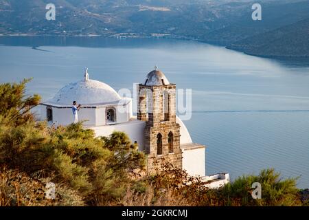 Église en dôme de Pangia Thalassitra, église sur Milos avec une vue sur la mer au coucher du soleil, Plaka, Milos, Cyclades, îles grecques, Grèce, Europe Banque D'Images