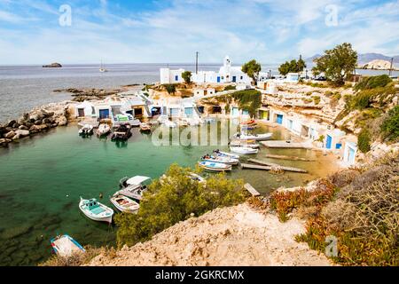 Vue sur le port de pêche avec des bateaux et des bateaux colorés, Mandrakia, Milos, Cyclades, Mer Égée, îles grecques, Grèce, Europe Banque D'Images