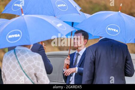 15 septembre 2021, Saxe, Leipzig: Michael Kretschmer (CDU), Ministre-Président de Saxe, s'entretient avec des représentants de la compagnie sous les parapluies avec le logo Nivea avant la pose de la pierre de fondation de la nouvelle usine de production de Hambourg-fabricant de biens de consommation et de cosmétiques Beiersdorf. À compter de la fin de 2022, 200 employés fabriquera initialement des déodorants et des produits capillaires dans le nouveau bâtiment ·220 millions. L'usine actuelle de Waldheim est donc sur le point de fermer et les employés vont déménager vers le nouveau site. En plus du nouveau site de production, une Europe Banque D'Images