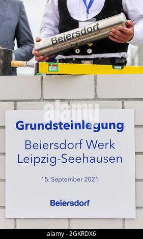 15 septembre 2021, Saxe, Leipzig: Un contremaître place la capsule temporelle dans la pierre de fondation lors de la pose de la pierre de fondation de la nouvelle usine de production de l'usine de fabrication de produits de consommation et de cosmétiques basée à Hambourg, Beiersdorf. À partir de la fin de 2022, 200 employés fabriquera initialement des déodorants et des produits capillaires dans le nouveau bâtiment ·220 millions. L'usine actuelle de Waldheim est donc sur le point de fermer et les employés vont déménager vers le nouveau site. Outre le nouveau site de production, un centre de distribution européen sera construit sur le site Leipzig-Seehausen. 4 Banque D'Images