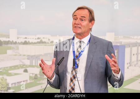 15 septembre 2021, Saxe, Leipzig: Burkhard Jung (SPD), maire de Leipzig, parle lors de la pose de la pierre de fondation de la nouvelle usine de production de Beiersdorf, fabricant de biens de consommation et de cosmétiques basé à Hambourg. À partir de la fin de 2022, 200 employés fabriquera initialement des déodorants et des produits capillaires dans le nouveau bâtiment ·220 millions. L'usine actuelle de Waldheim est donc sur le point de fermer et les employés vont déménager vers le nouveau site. Outre le nouveau site de production, un centre de distribution européen sera construit sur le site Leipzig-Seehausen. 400 Banque D'Images