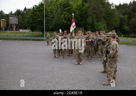 Les soldats du quartier général, troupe du quartier général, 1er Escadron, 172e Régiment de cavalerie (montagne), 86e équipe de combat de la Brigade d'infanterie (montagne), Garde nationale de l'Armée du Vermont, attendent la première formation dans le cadre de l'avenir, Bataillon de manœuvre de la Force du Kosovo 29 au Centre d'entraînement de préparation interarmées, Camp Albertshof, Hohenfels, Allemagne, 20 juin, 2021. L'événement permet à des éléments du bataillon de manœuvre actuel, composé d'unités militaires américaines et internationales, d'entendre des commandants et d'interagir en face à face. Banque D'Images