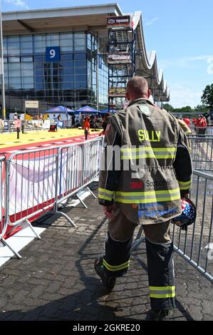 Sgt. Maître Sean Sullivan, chef adjoint de l'entraînement du 445e Escadron de génie civil, retourne dans la zone de détention des athlètes pour mettre son équipement de protection après sa dernière course aux Championnats d'Europe FireFit le 20 juin. Il a terminé le parcours à six obstacles, qui comprenait le transport de 45 livres sur cinq marches, en moins de 90 secondes, tout en portant un équipement de régulation avec un réservoir d'oxygène et un masque. Les températures diurnes à Hanovre, en Allemagne, ont atteint les années 80 tout au long de la compétition de plusieurs jours. Banque D'Images