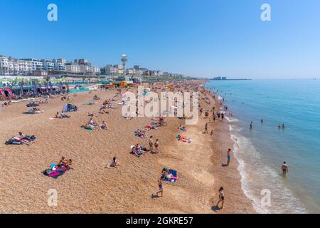 Vue sur le front de mer de Brighton par une journée ensoleillée depuis Brighton Palace Pier, Brighton, East Sussex, Angleterre, Royaume-Uni, Europe Banque D'Images