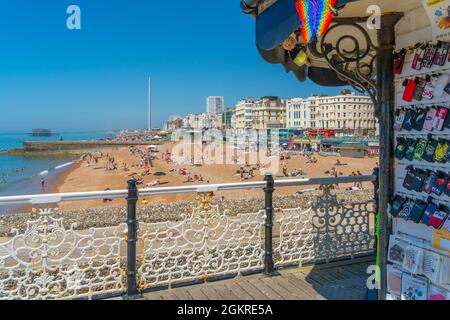 Vue sur la plage par temps ensoleillé depuis Brighton Palace Pier, Brighton, East Sussex, Angleterre, Royaume-Uni, Europe Banque D'Images