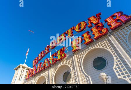 Vue sur le parapente et panneau lors d'une journée ensoleillée sur Brighton Palace Pier, Brighton, East Sussex, Angleterre, Royaume-Uni, Europe Banque D'Images