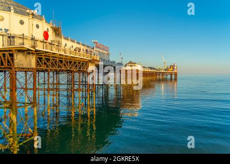 Vue sur Brighton Palace Pier en fin d'après-midi, soleil, Brighton, East Sussex, Angleterre, Royaume-Uni, Europe Banque D'Images