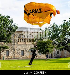 Dans le cadre de la réception de la fête du fort Sam Houston organisée cette année par l'armée américaine du Nord, un membre de l'équipe de parachutisme de l'armée américaine, l'équipe de démonstration des Golden Knights, débarque dans l'historique Quadrangle à la base conjointe San Antonio-fort Sam Houston, le 20 juin 2021. Les Chevaliers d'or ont été les premiers à sauter dans le Quadrangle. Banque D'Images