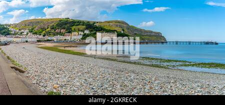 Vue sur Llandudno Pier et le Grand Orme en arrière-plan depuis la promenade, Llandudno, Conwy County, North Wales, Royaume-Uni, Europe Banque D'Images