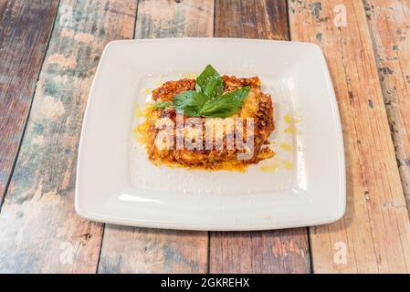 Recette de lasagnes avec pâtes sans gluten, fromage râpé, tomate, ragoût de bœuf et feuilles de basilic Banque D'Images