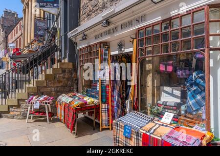 Vue de la boutique de tissus tartan traditionnels sur le Golden Mile (Royal Mile, High Street, Édimbourg, Écosse, Royaume-Uni,Europe Banque D'Images