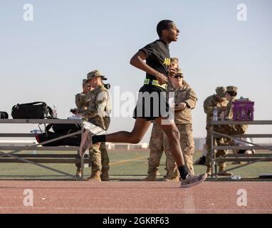 Sgt. Ellahimod Alexander, officier non commissionné des ressources humaines affecté au groupe de soutien de zone - Koweït, franchit la fin après avoir terminé la course de deux miles pendant le test de condition physique de combat de l'armée américaine pour la compétition du meilleur guerrier du centre de l'armée américaine 2021 au Camp Buehring, Koweït, le 21 juin 2021. Les concurrents de toute la zone ou responsabilité d'ARCENT sont en compétition dans divers événements pour être couronné le titre de meilleur guerrier. Banque D'Images