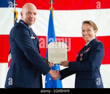 Le 88e Escadron de soutien aux opérations tient une cérémonie de passation de commandement à la base aérienne Wright-Patterson, en Ohio, le 21 juin 2021. Au cours de la cérémonie, le lieutenant-colonel Laura porter a cédé le commandement au lieutenant-colonel Donald Roley. Banque D'Images