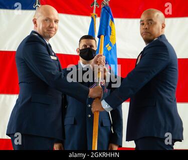 Le 88e Escadron de soutien aux opérations tient une cérémonie de passation de commandement à la base aérienne Wright-Patterson, en Ohio, le 21 juin 2021. Au cours de la cérémonie, le lieutenant-colonel Laura porter a cédé le commandement au lieutenant-colonel Donald Roley. Banque D'Images