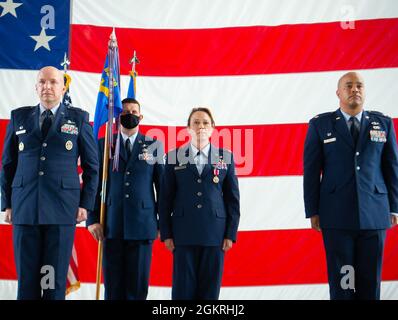 Le 88e Escadron de soutien aux opérations tient une cérémonie de passation de commandement à la base aérienne Wright-Patterson, en Ohio, le 21 juin 2021. Au cours de la cérémonie, le lieutenant-colonel Laura porter a cédé le commandement au lieutenant-colonel Donald Roley. Banque D'Images