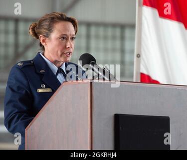 Le 88e Escadron de soutien aux opérations tient une cérémonie de passation de commandement à la base aérienne Wright-Patterson, en Ohio, le 21 juin 2021. Au cours de la cérémonie, le lieutenant-colonel Laura porter a cédé le commandement au lieutenant-colonel Donald Roley. Banque D'Images