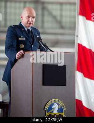 Le 88e Escadron de soutien aux opérations tient une cérémonie de passation de commandement à la base aérienne Wright-Patterson, en Ohio, le 21 juin 2021. Au cours de la cérémonie, le lieutenant-colonel Laura porter a cédé le commandement au lieutenant-colonel Donald Roley. Banque D'Images